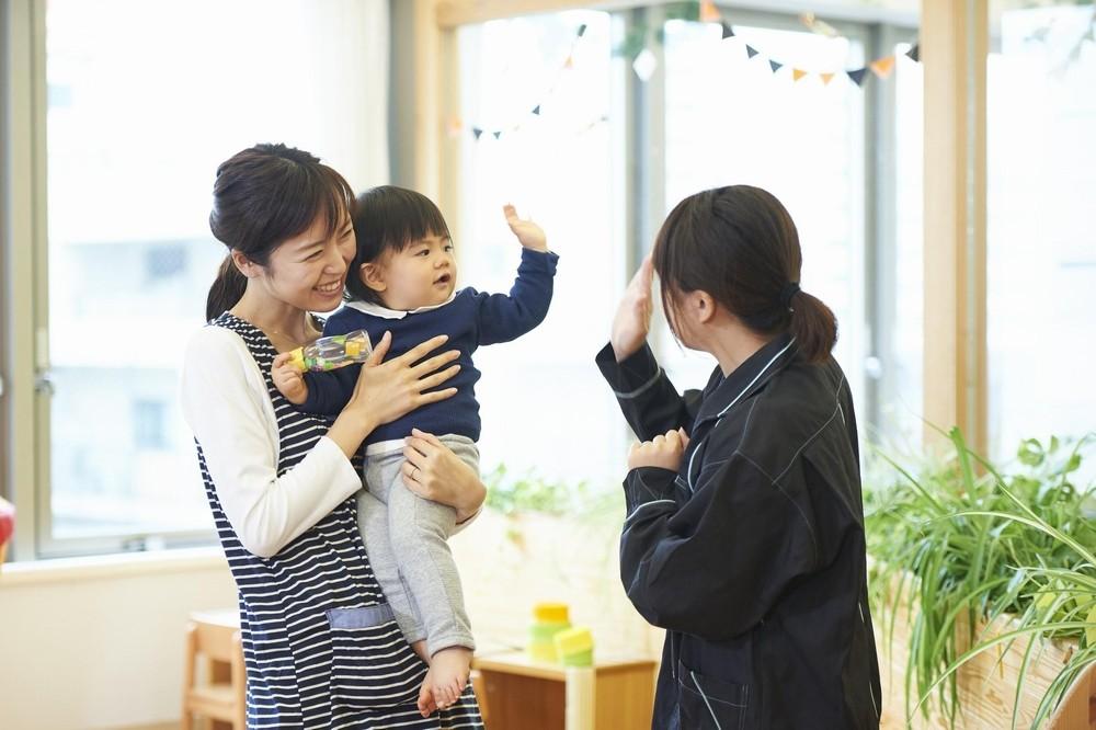 Family handoff moment at pediatric daycare center